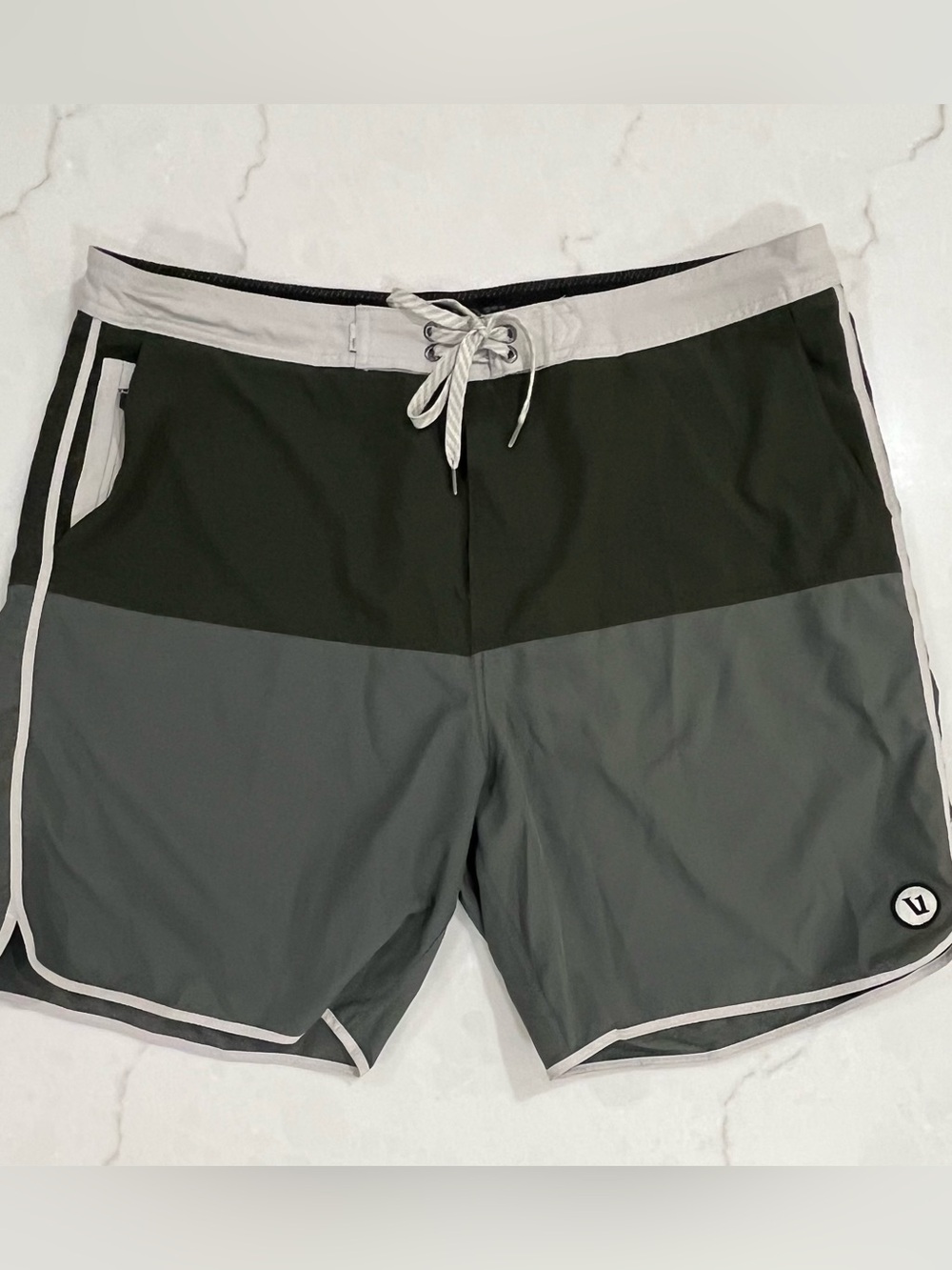 Vuori Cruise Boardshorts Men's 38 Grey/DkGreen Colorblock Swim Trunks V314 7.5"